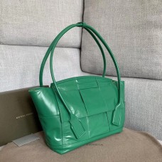 Bottega Veneta Medium Arco Slouch Bag In Green Paper Calfskin