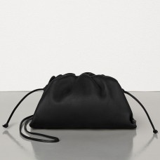 Bottega Veneta The Pouch 20 Clutch In Black Calfskin