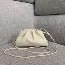 Bottega Veneta The Pouch 20 Clutch In White Calfskin