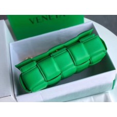 Bottega Veneta Chain Cassette Bag In Green Calfskin