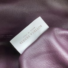 Bottega Veneta The Chain Pouch Belt Bag In Grape Nappa